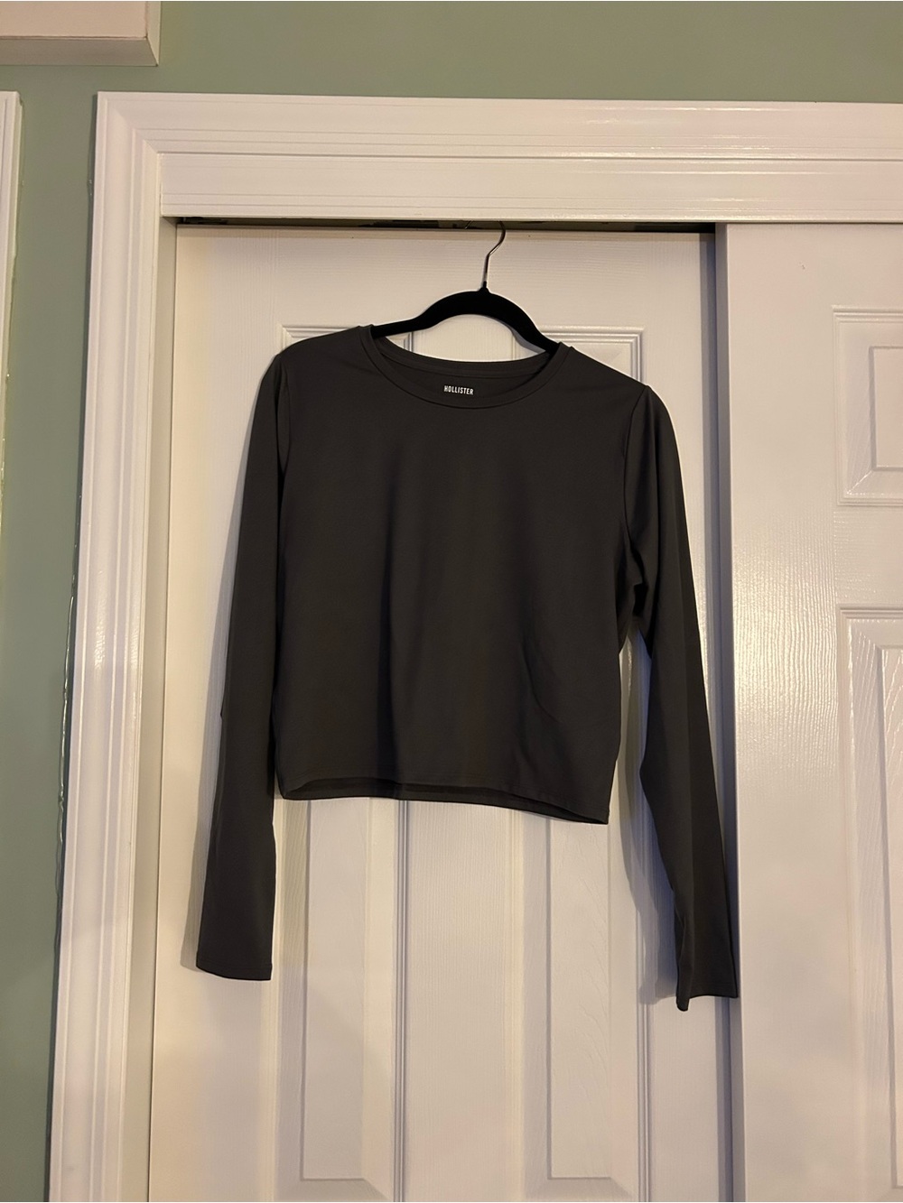 Hollister Black Long-Sleeve Cropped Crew Top